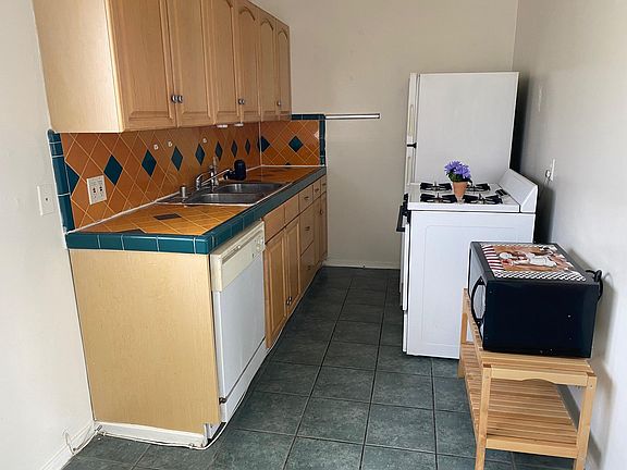 3rd image of 11881 Jefferson Blvd APT 2