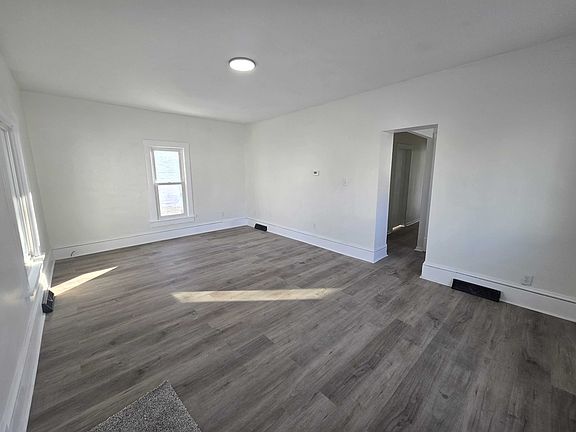 3rd image of 415 W Liberty St #415