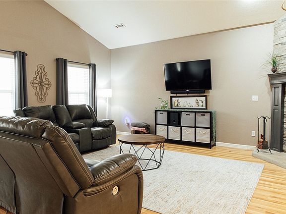 4th image of 3 Rufford Ln