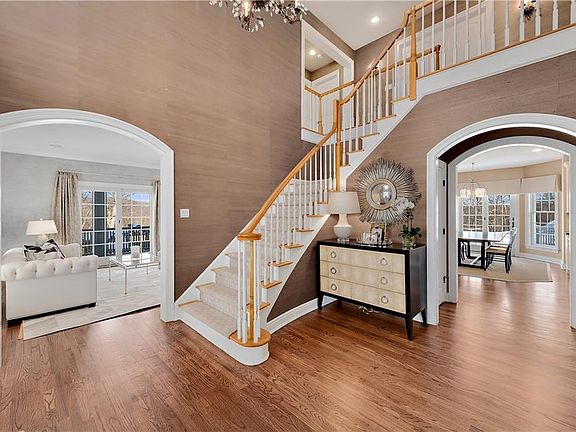 3rd image of 19 Old Katonah Dr