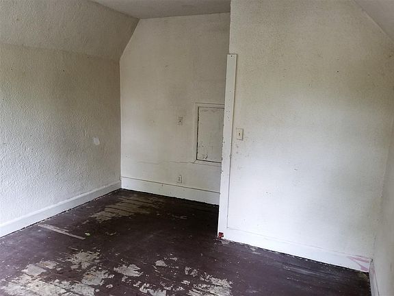 4th image of 1319 E Jackson St