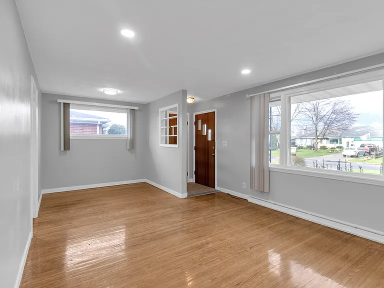 122 Alberta Dr — Photo 5