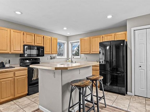 4th image of 2850 Foxtail Drive