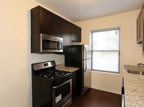 3rd image of 3035 N California Ave APT 01