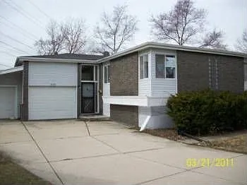 8235 W Maynard Dr photo 1