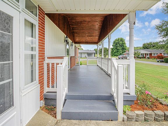 5th image of 820 Eastside Dr