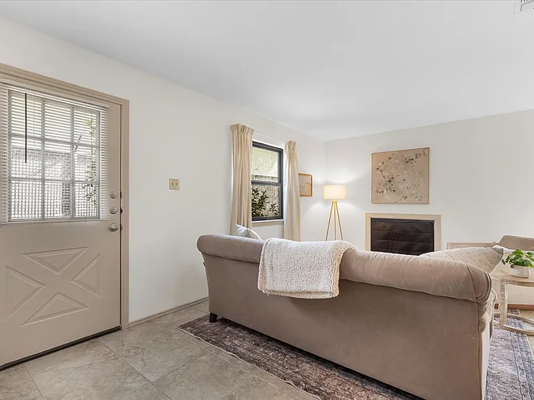 900 Taulbee Ln — Photo 17