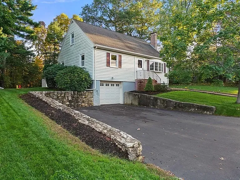 15 Howland Ter — Photo 2