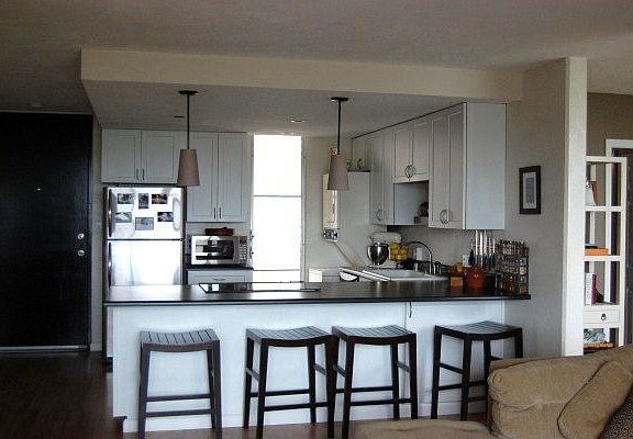 Open kitchen with bar