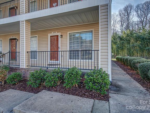 3rd image of 1052 Surry Ln