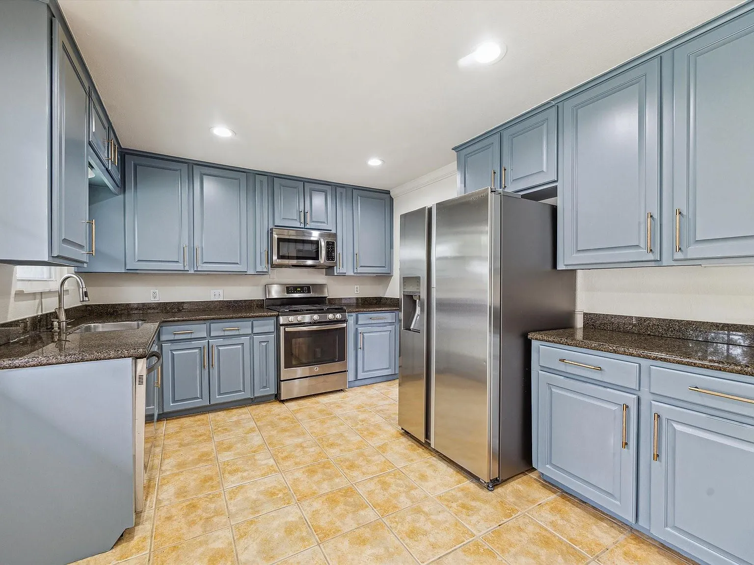 3 bed, 2.0 bath, 2033 sqft, $3,200 — Photo 4