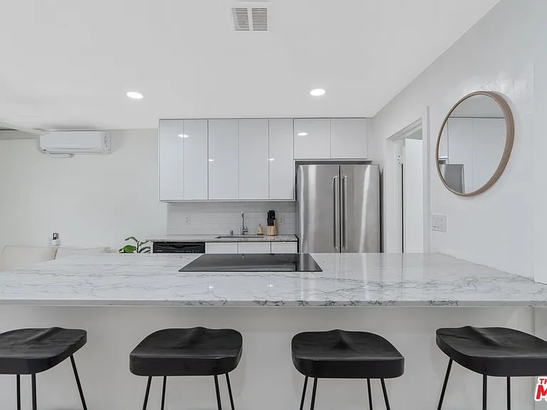 1525 E 2nd St #5 — Photo 5