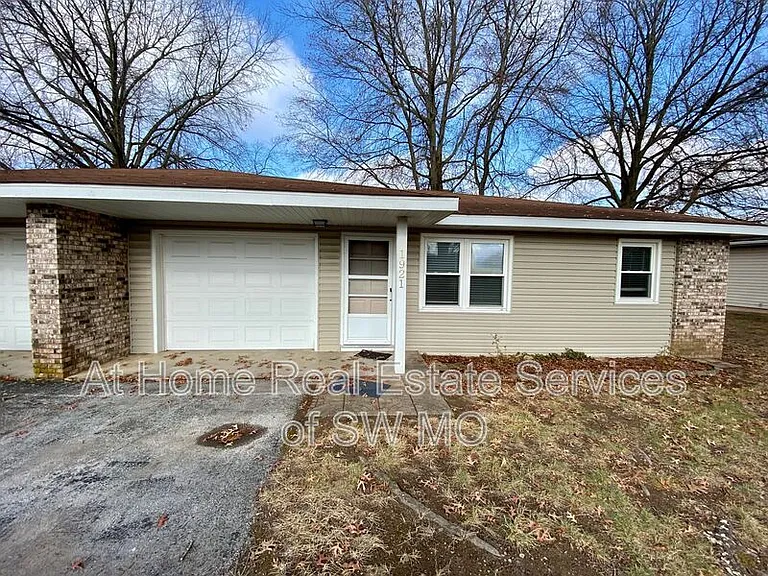1921 Bellerive Dr — Photo 1