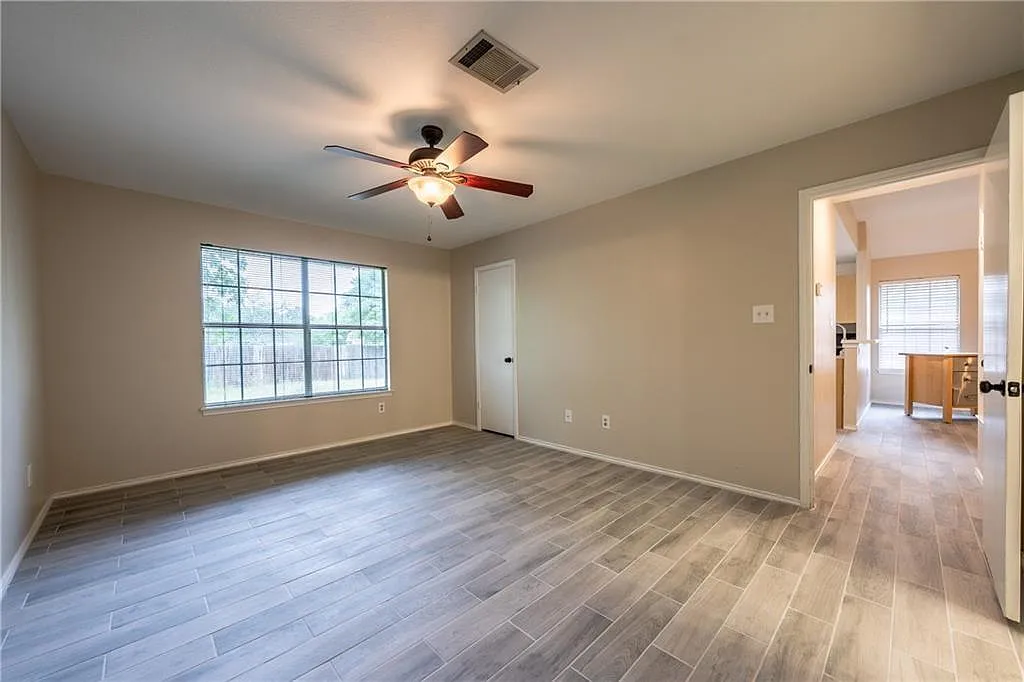 3 bed, 2.0 bath, 1250 sqft, $1,895 — Photo 3