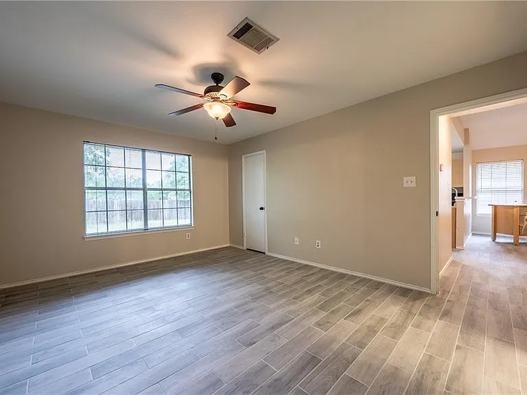 1607 Greening Way — Photo 3
