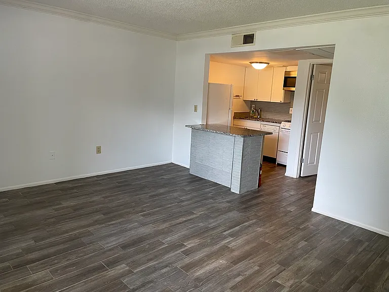145 Oyster Bay Cir #150 — Photo 3