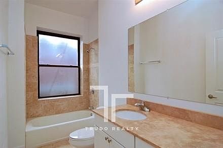 2nd image of 4715 N Sheridan Rd #21