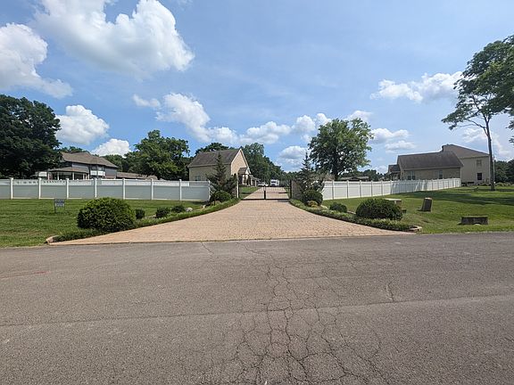 3rd image of 1045 Claremont Dr