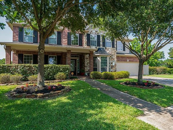 Welcome home to a prime location in this desirable Klein ISD subdivision.