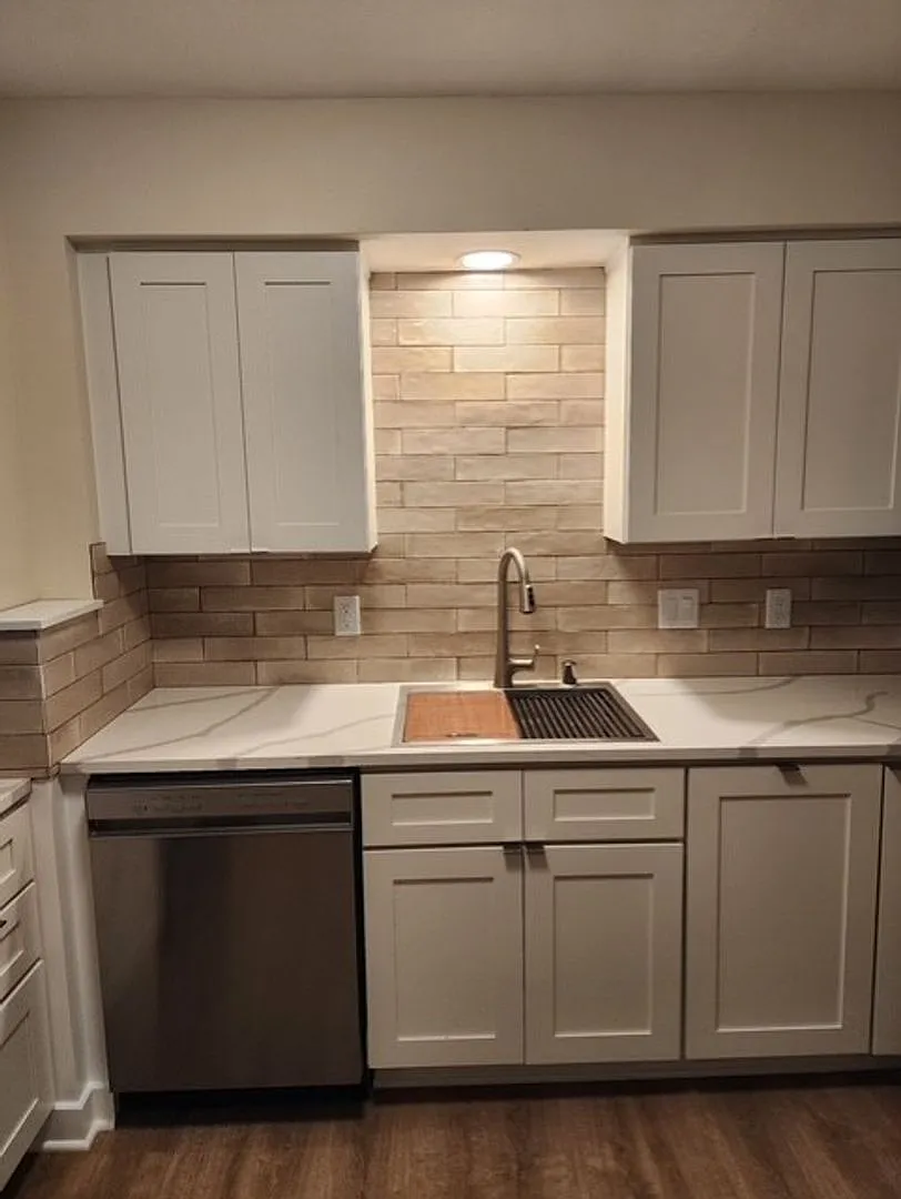 141 Morris St - 8 Unit — Photo 4