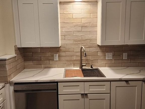 4th image of 141 Morris St APT 4