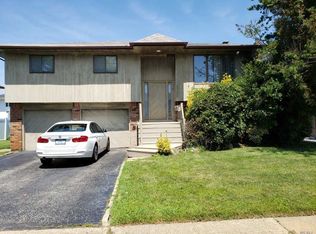 2033 Lawry Ln, Merrick, NY 11566