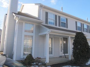 210 Ivy Ct, Streamwood, IL