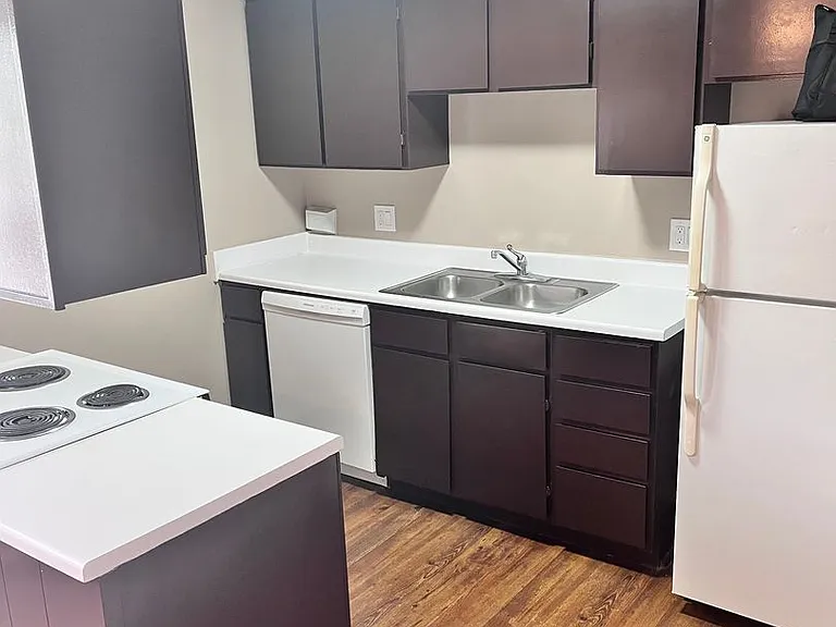 Bristol Square Apartments — Photo 330