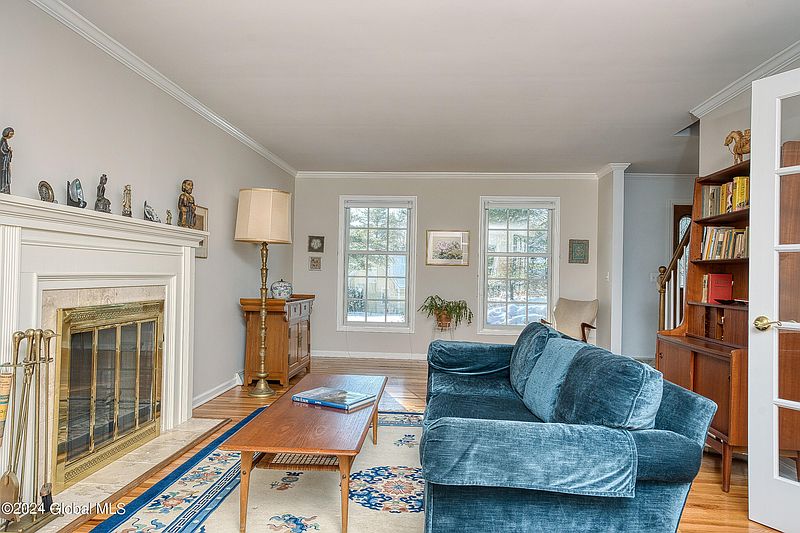 4th image of 203 Oxford Way