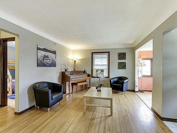3rd image of 728 Edgar Ave