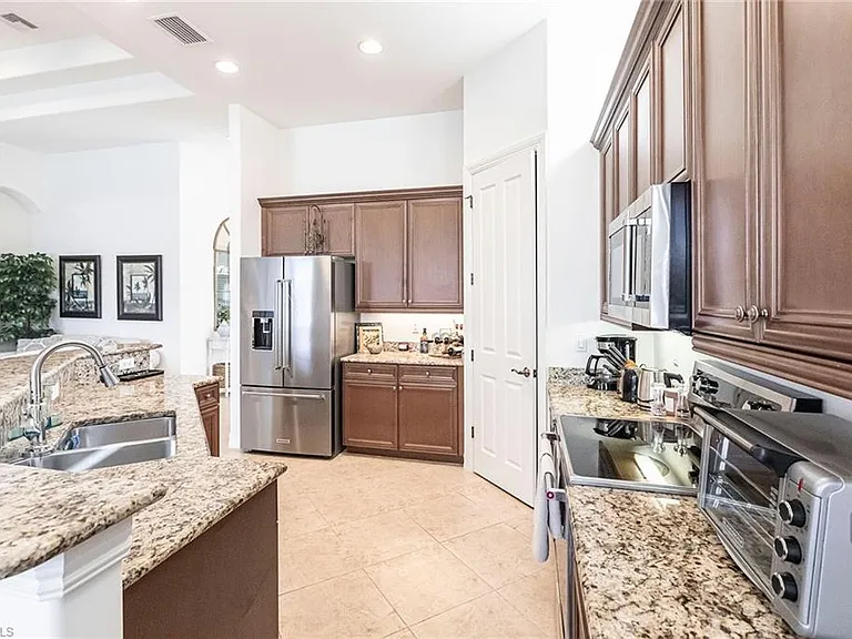 7863 Valencia Ct — Photo 13
