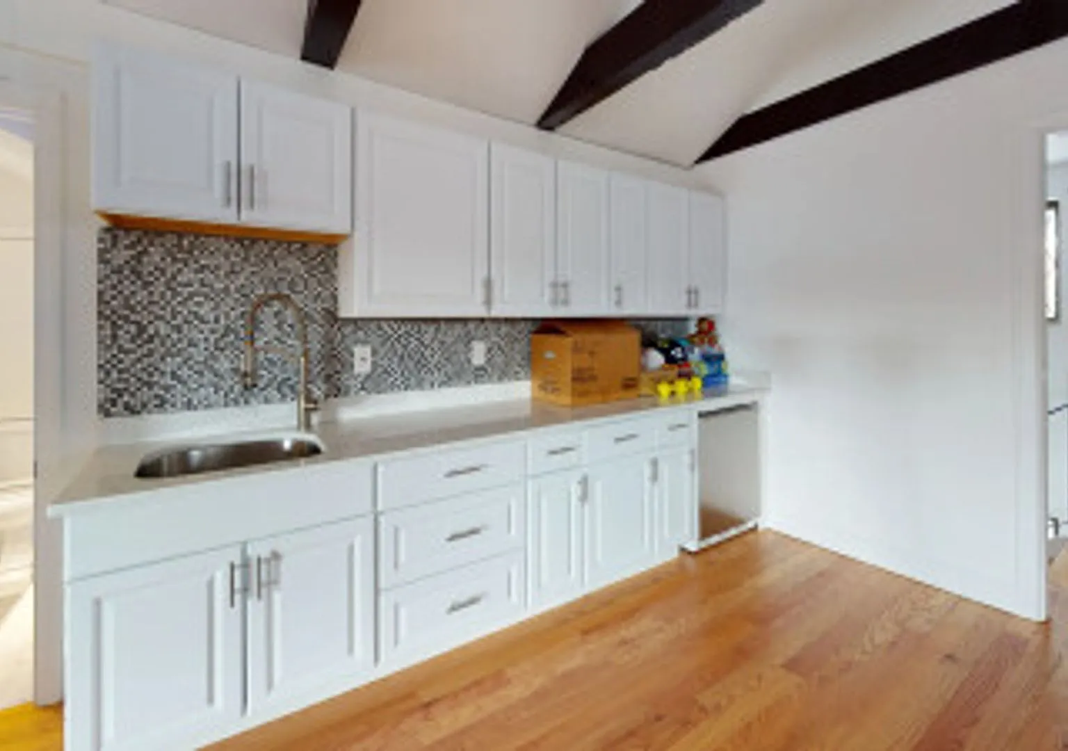 Luxury Townhouse with Chef's Kitchen, Central Air & 3-Car Parking — Photo 3