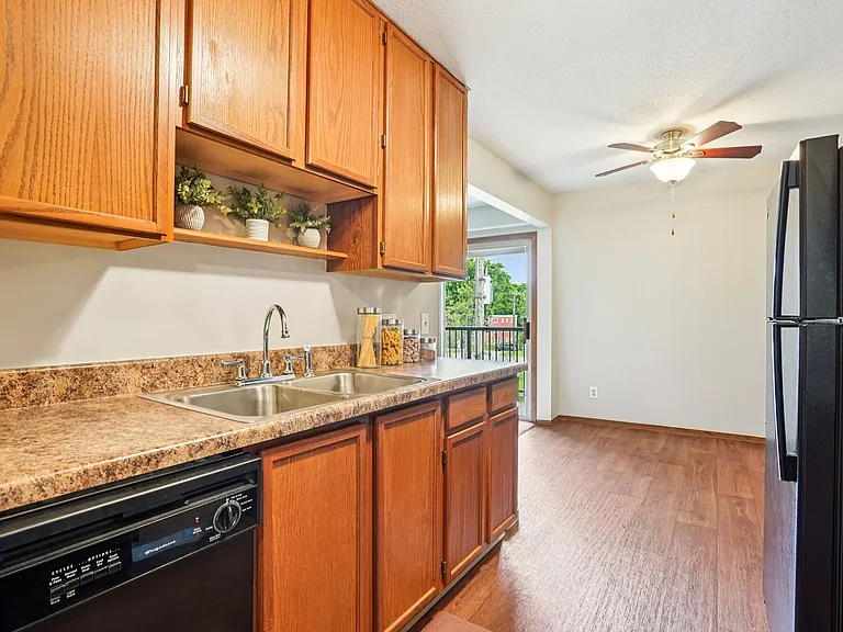 Royal Oaks Apartments — Photo 8
