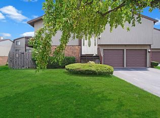 49 Century Dr, Roselle, IL 60172