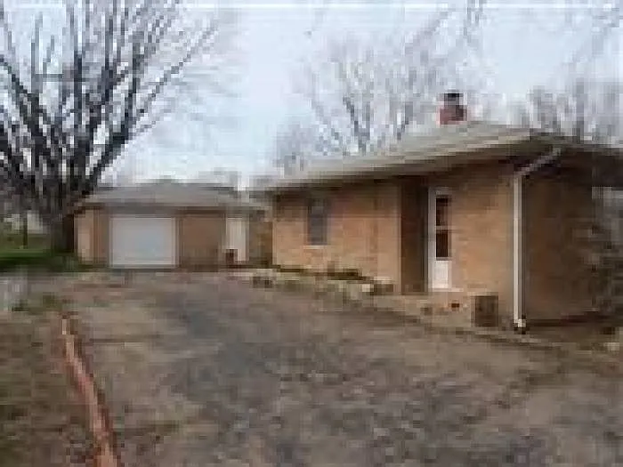 613 Woodlawn Ave photo 1