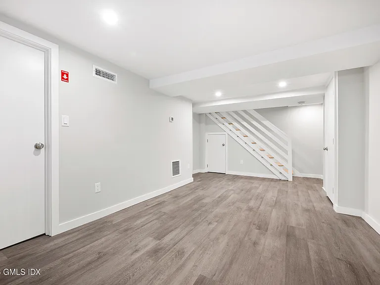 115 E Elm St — Photo 20