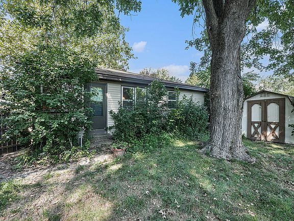 3rd image of 4042 Hillsdale Ave NE
