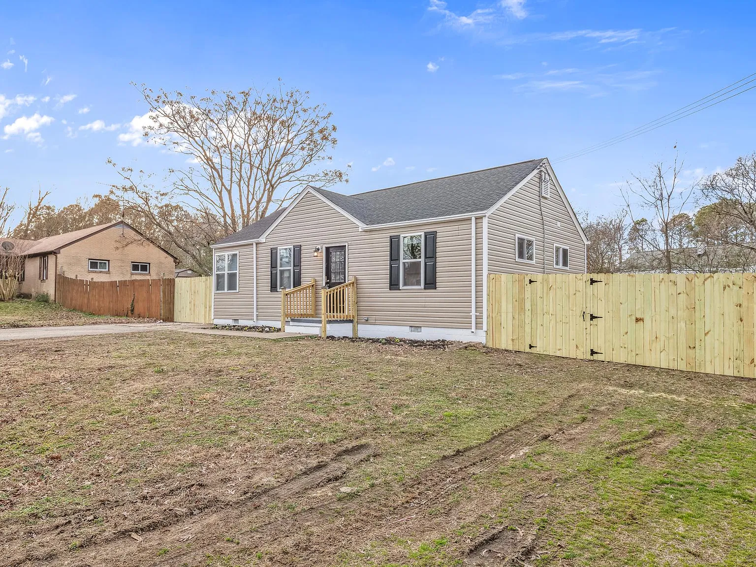 3 bed, 1.5 bath, 1064 sqft, $2,000 — Photo 2