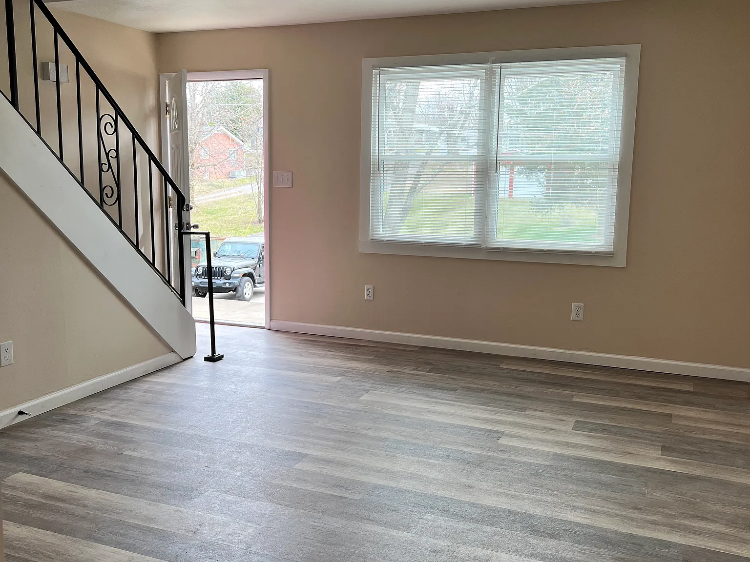 1415 Woodlawn Dr — Photo 2