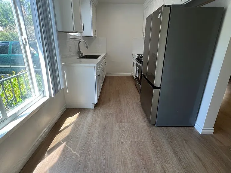 444 S Manhattan Pl — Photo 3