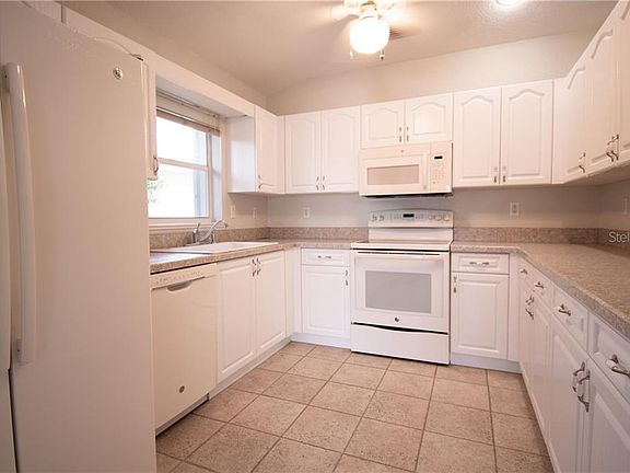 3rd image of 8266 Lakeside Dr