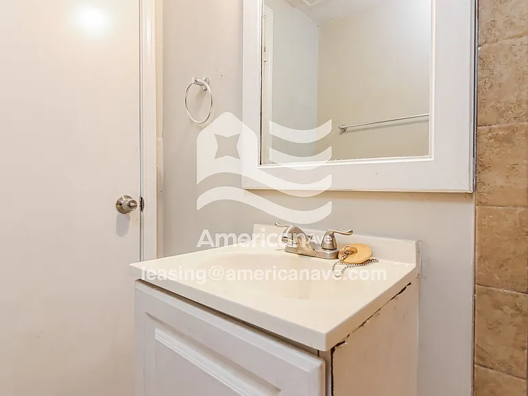 973524_010_main_bathroom_10.jpg