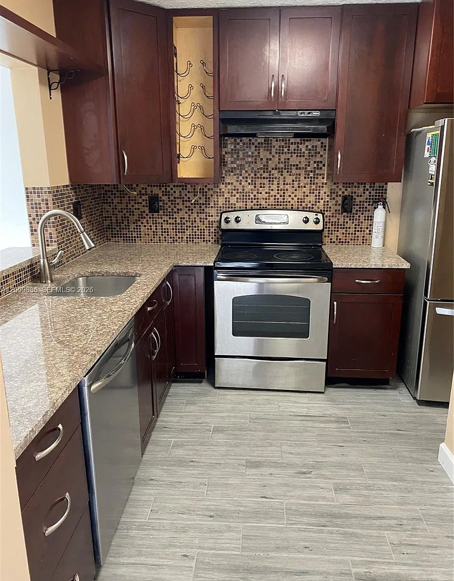 Wimbledon Iv-5 Condo — Photo 4