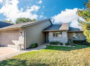 7 Country Club Ct, Pekin, IL 61554