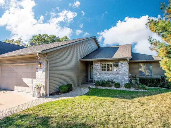 7 Country Club Ct, Pekin, IL 61554