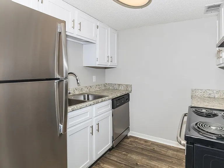 Hillhurst Apartments — Photo 7