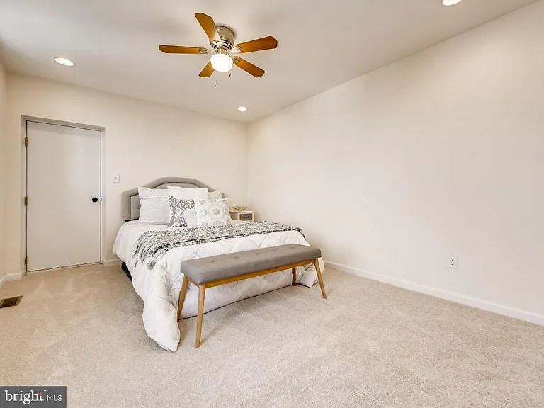 1433 Olive St — Photo 8