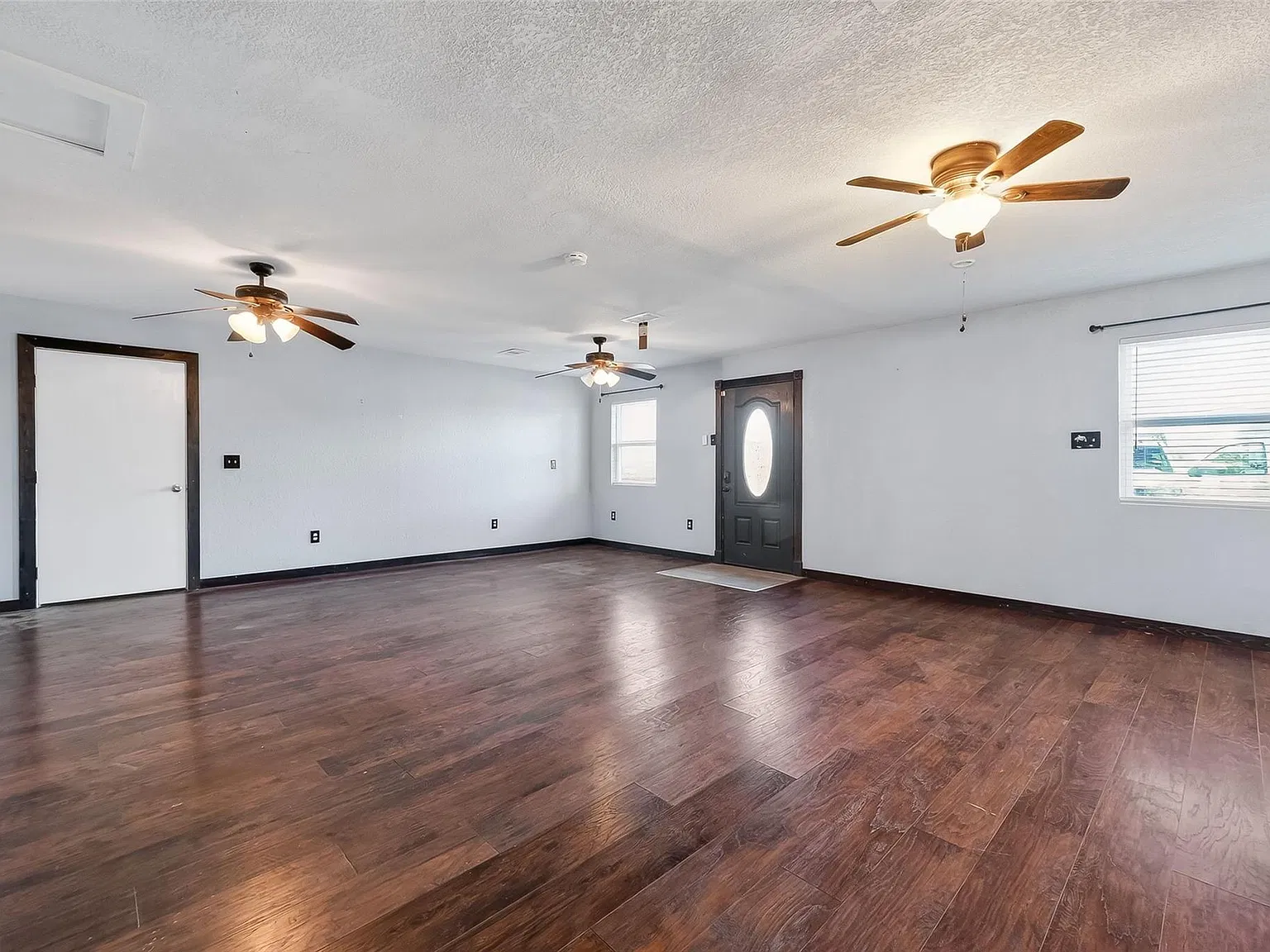3 bed, 2.0 bath, 2116 sqft, $1,800 — Photo 4