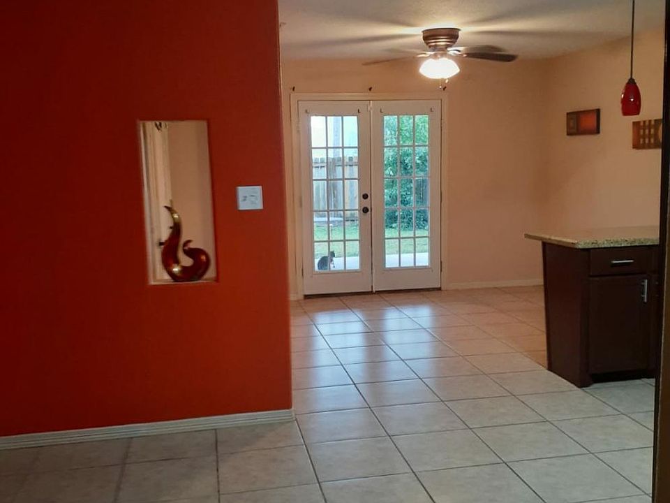 2nd image of 919 W Bowe St #919