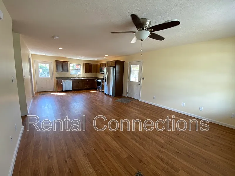 3 bed, 1.0 bath, 1000 sqft, $1,500 — Photo 3